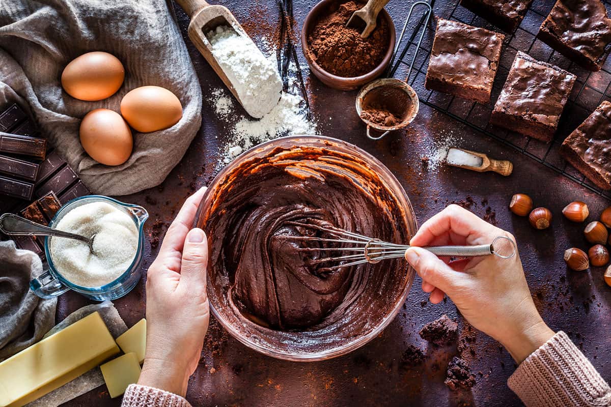 女人混合原料做黑巧克力，你需要多少个搅拌碗?