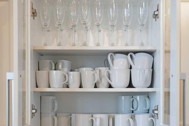 货架存储满是白色的杯子和香槟杯,如何存储眼镜和杯子在厨房里bd手机下载