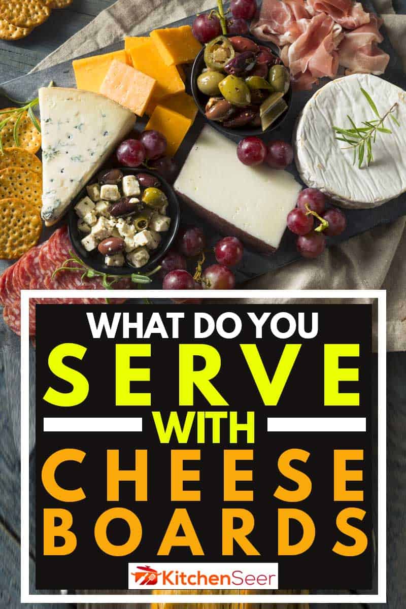 有肉奶酪和葡萄的美味熟食板，你用奶酪板吃什么?
