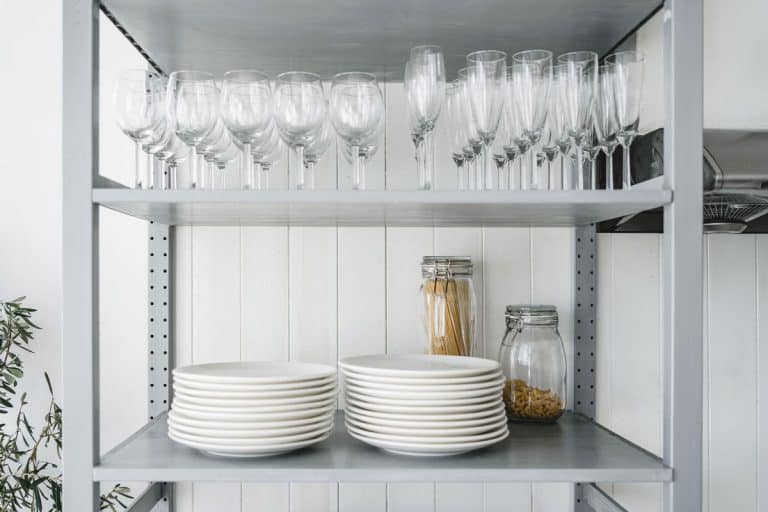 白色陶瓷板放置在一个金属框架柜,在哪里存储盘在厨房里bd手机下载