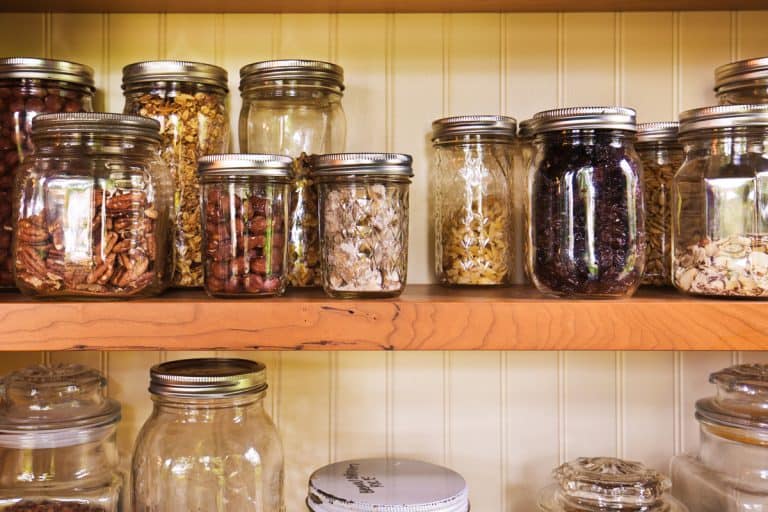 充满香料和jar烹饪原料的储藏室里面,如何组织一个储藏室深处货架(6浅显易懂的建议)