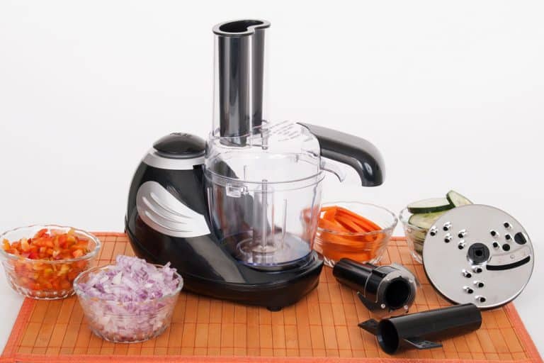 食品加工机放在切菜板切洋葱,青椒,和胡萝卜,你能骰子蔬菜食物处理器吗?