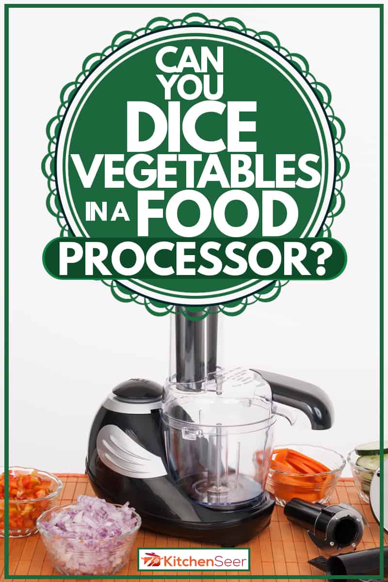 把切碎的洋葱、甜椒和胡萝卜放在切菜板上的食品加工机，你能在食品加工机里切蔬菜吗?＂width=