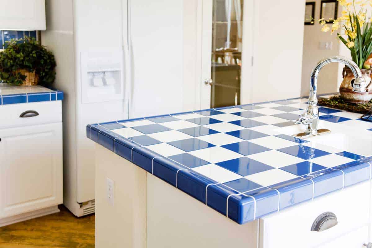 现代厨房内部有bd手机下载白色和蓝色的格子瓷砖。