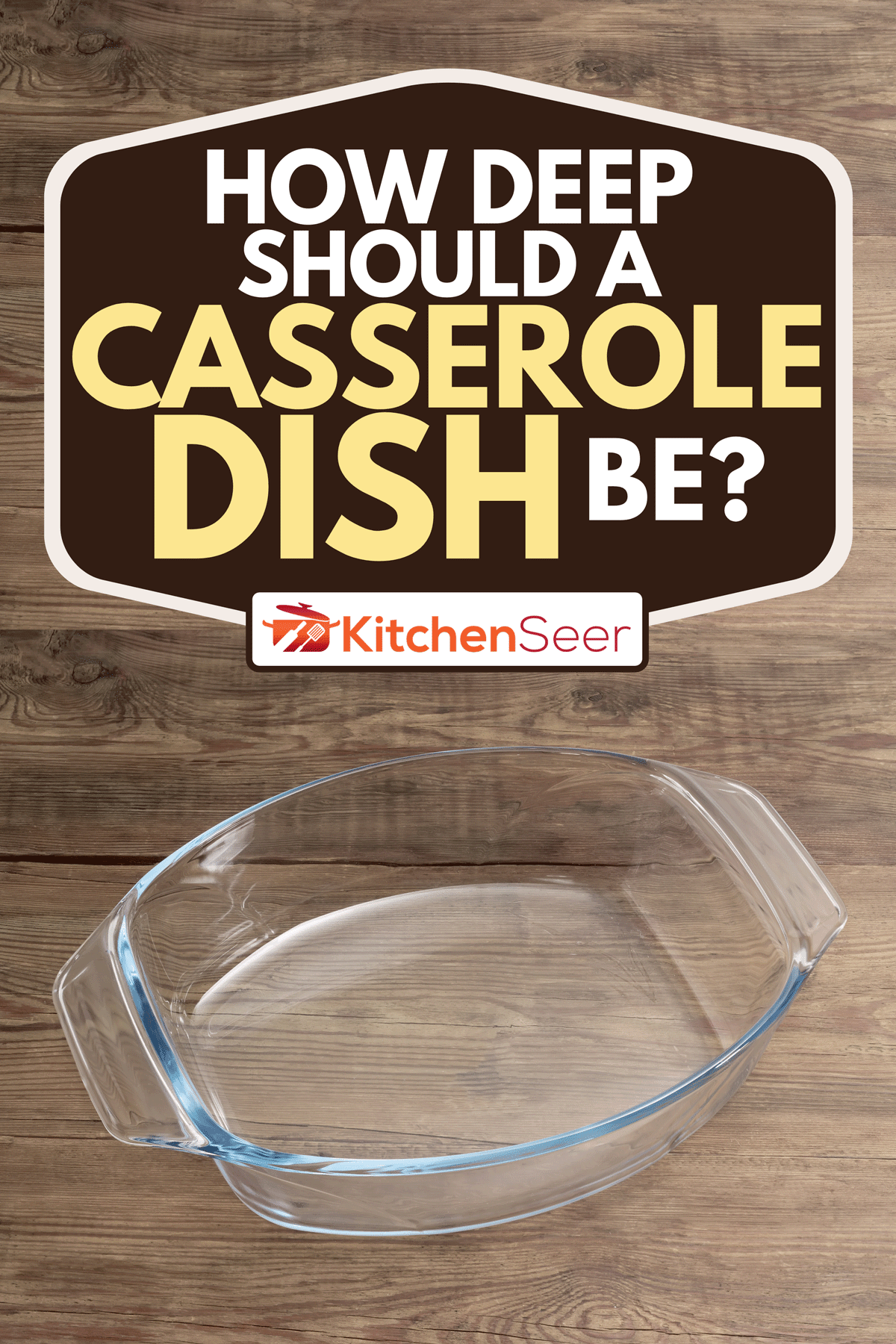 一个空的玻璃砂锅放在质朴的木头表面，砂锅应该有多深?