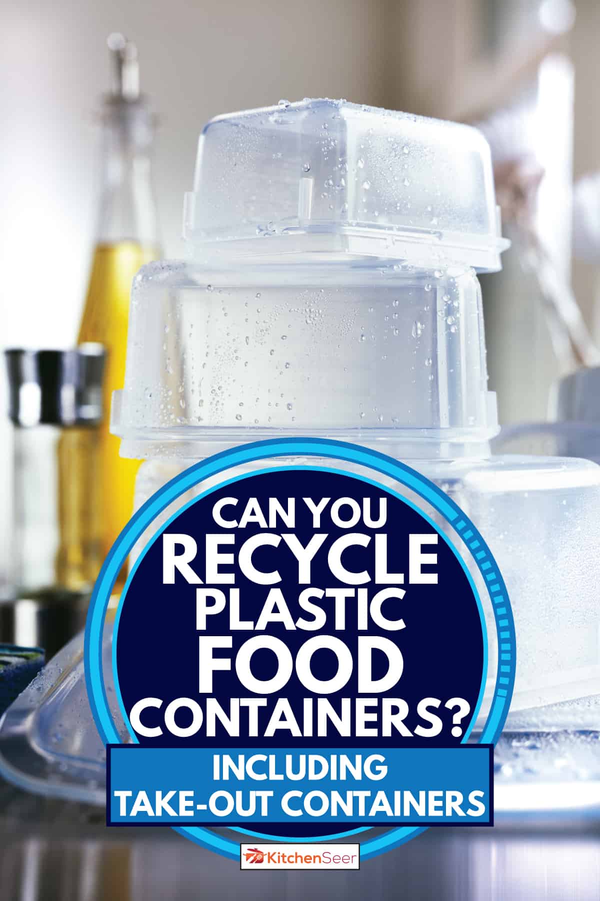 干燥架上的湿塑料食品容器，你能回收塑料食品容器吗?(包括外卖容器)