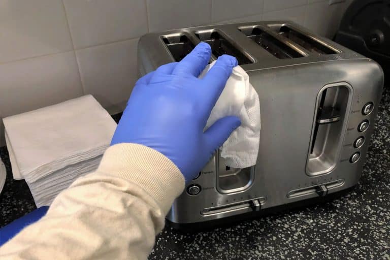 女人戴手套清洁烤箱在厨房里,如何清洁烤箱[6步骤)bd手机下载