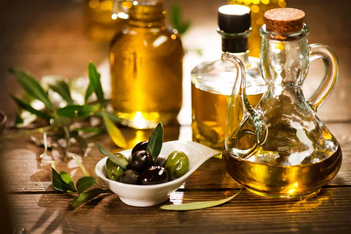 瓶装橄榄油和橄榄