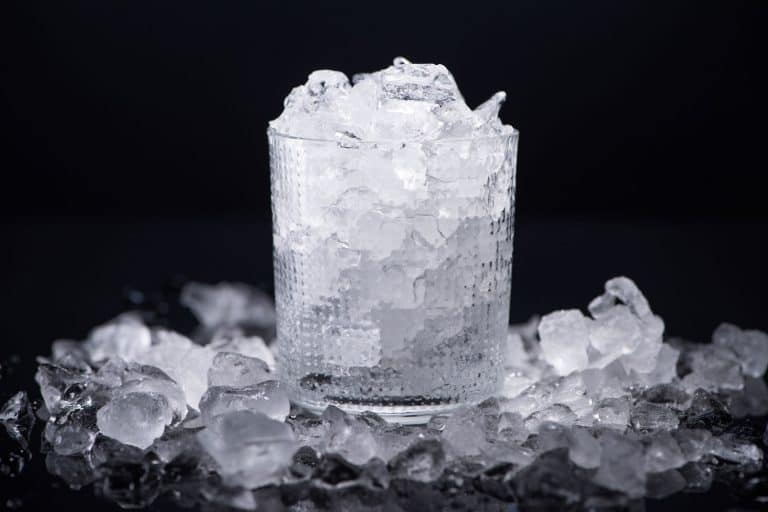 一个装满碎冰的玻璃杯里面和分散,没有搅拌机5压碎冰的方法
