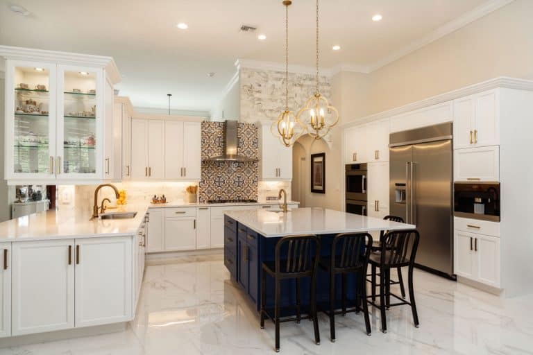 漂亮的豪华住宅厨房，白色橱柜，什么颜色的灯最适合厨房?bd手机下载