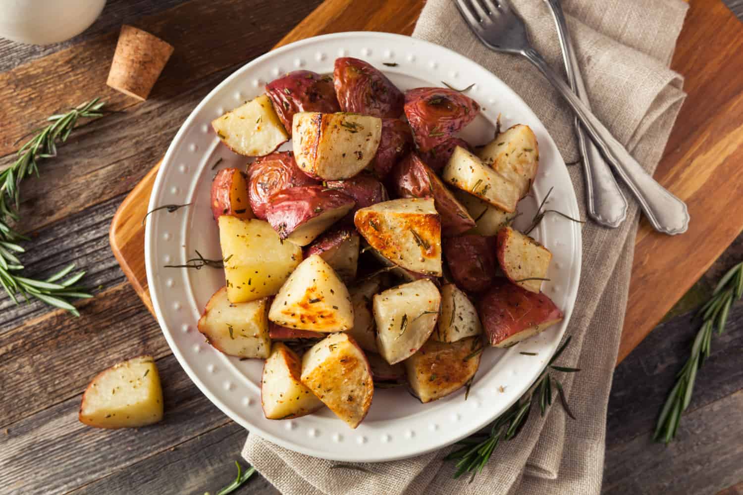 自制的烤草红土豆用盐和胡椒调味