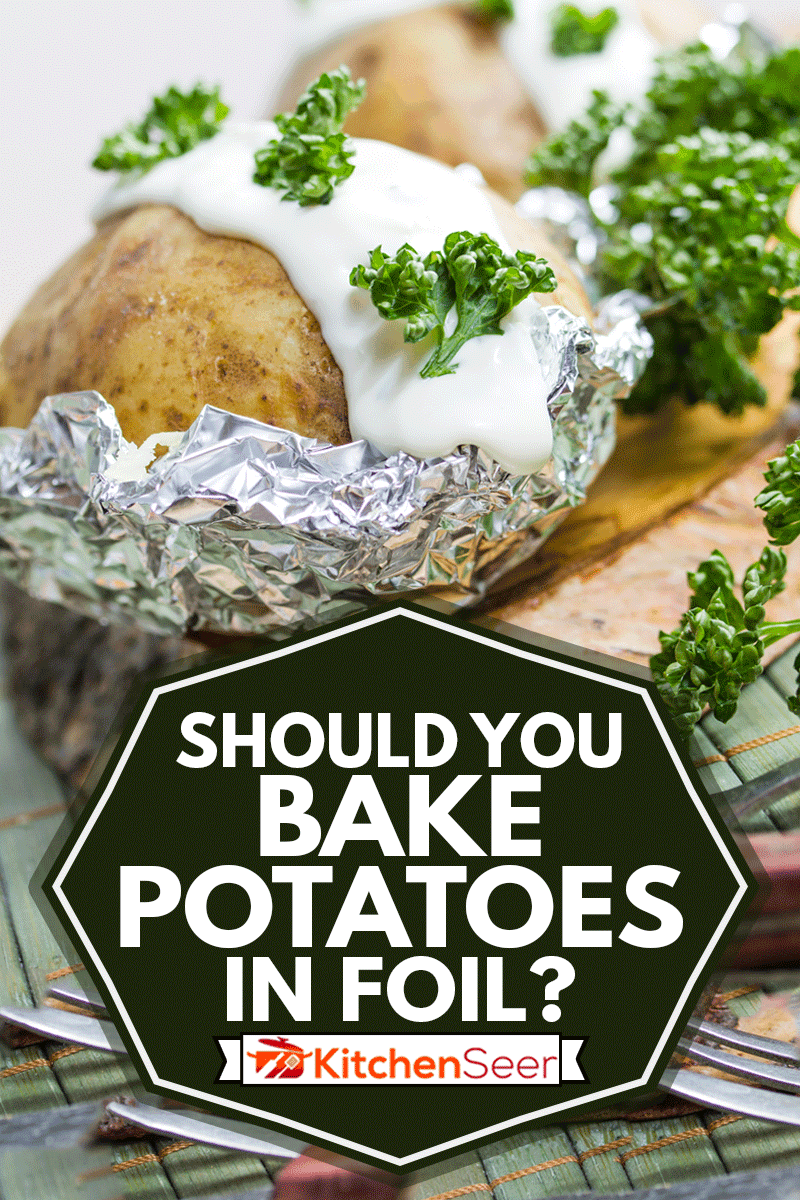 新鲜的烤土豆和酸奶油包裹在锡纸里，你应该用锡纸烤土豆吗?