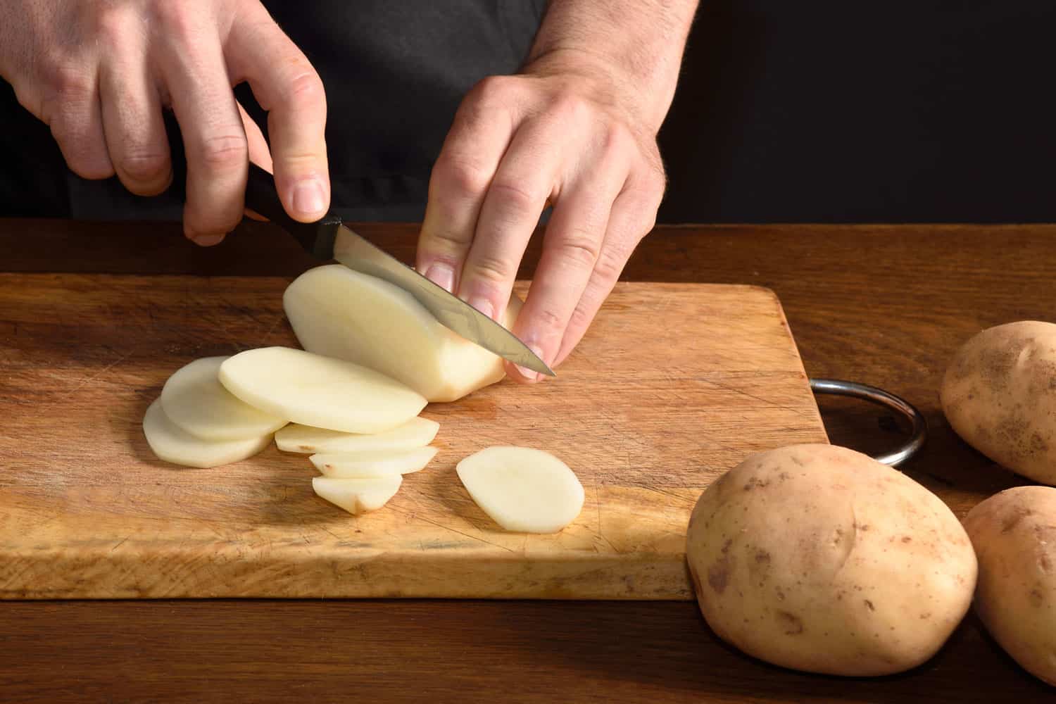 厨师切土豆的细节