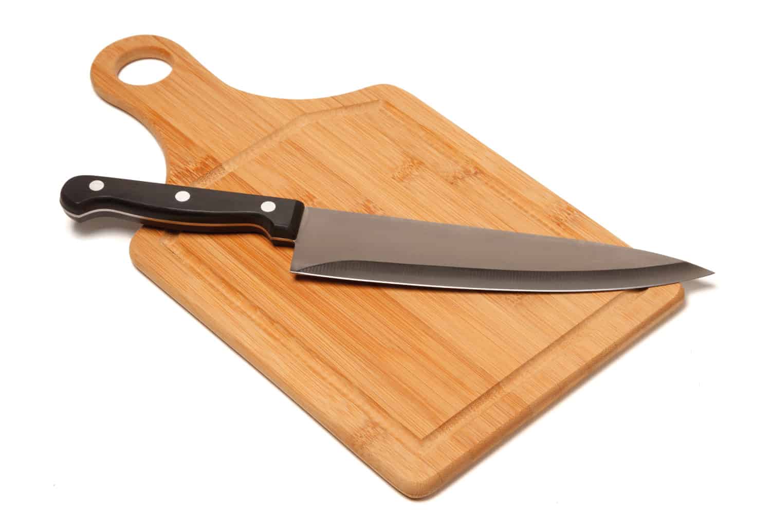 金属厨师刀放在木砧板上