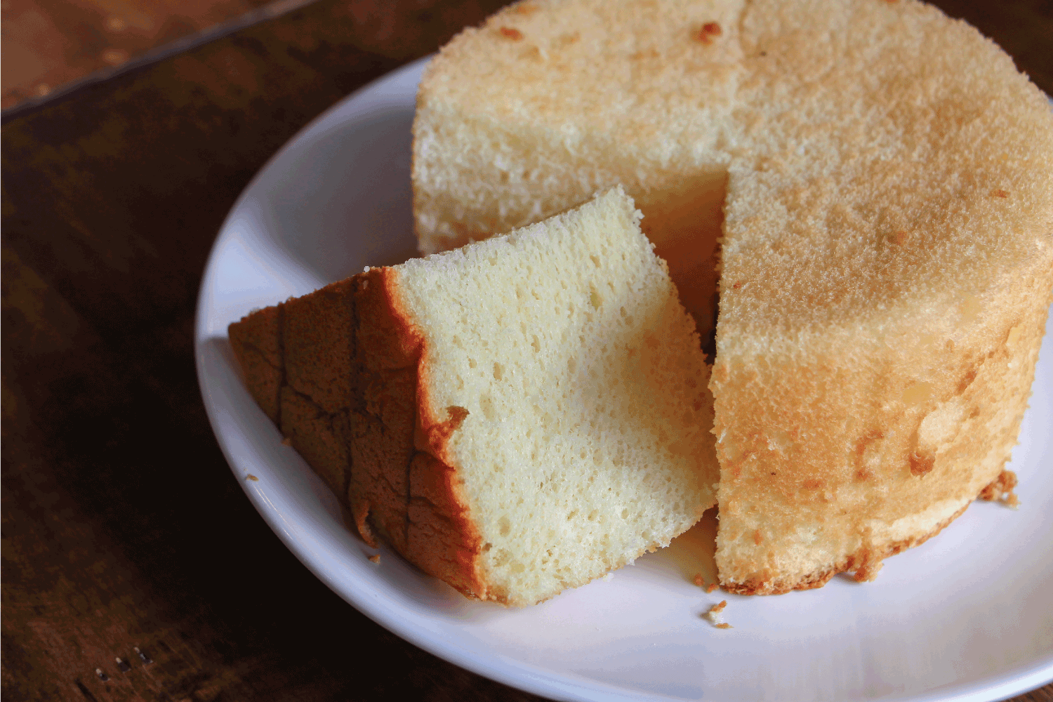 美味的蓬松橙色雪纺蛋糕放在白色的盘子里