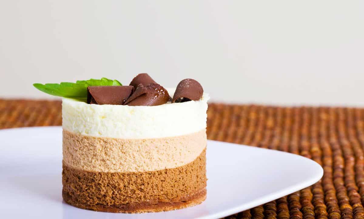巧克力慕斯蛋糕甜点在盘子里＂width=