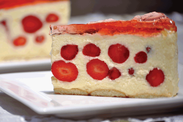 近距离的两块草莓,香草与草莓果冻奶油馅饼。如何正确储存一个芝士蛋糕吗