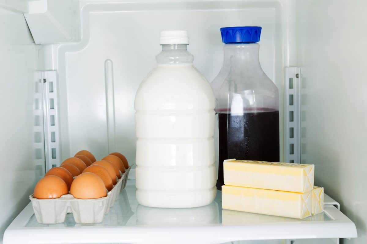 牛奶和家禽产品在一个冰箱