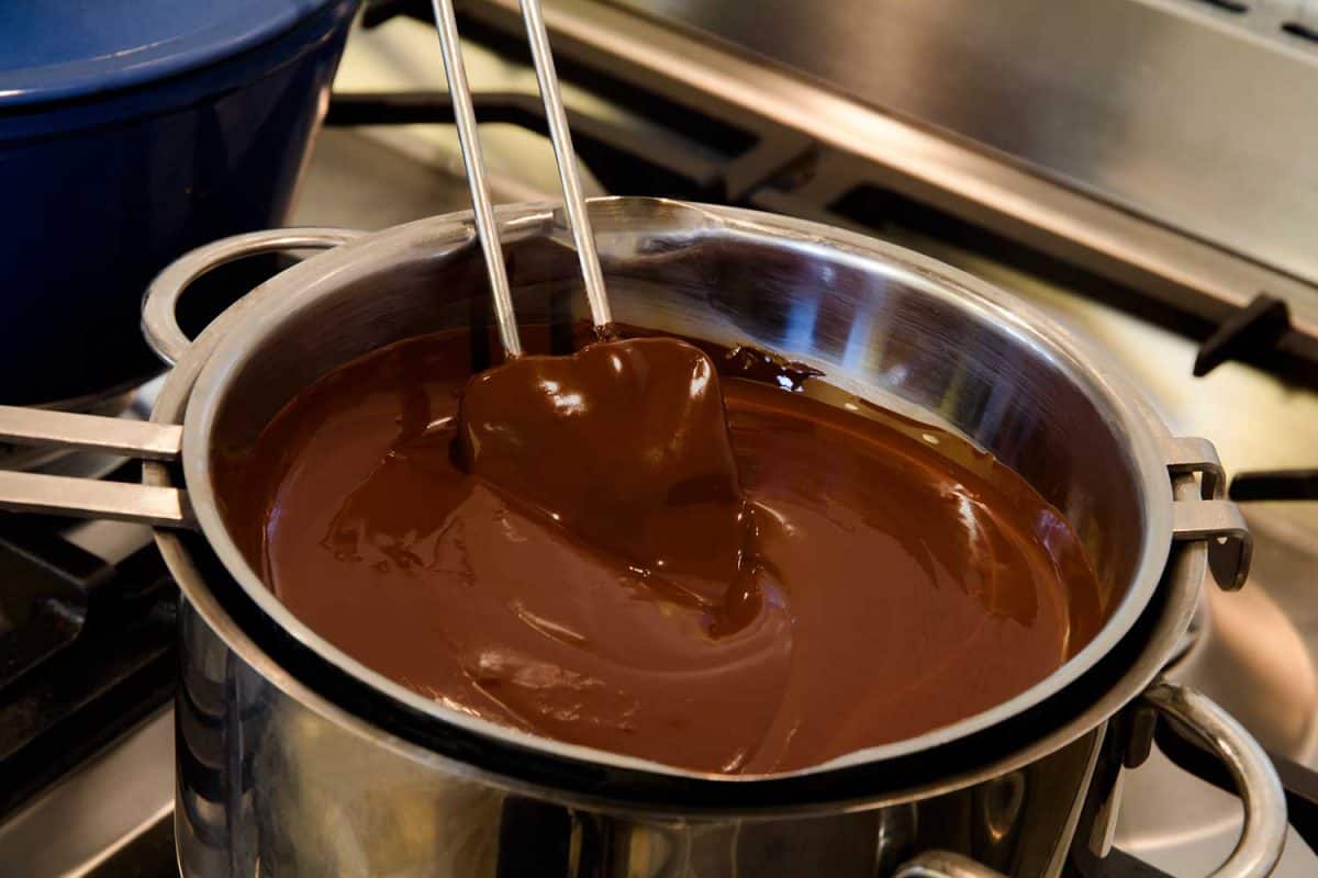 黑巧克力上面融化光蒸水在锅放在炉子下面在厨房bd手机下载