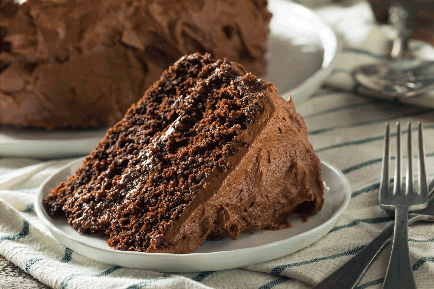 自制黑巧克力夹心蛋糕甜点。魔鬼食物蛋糕