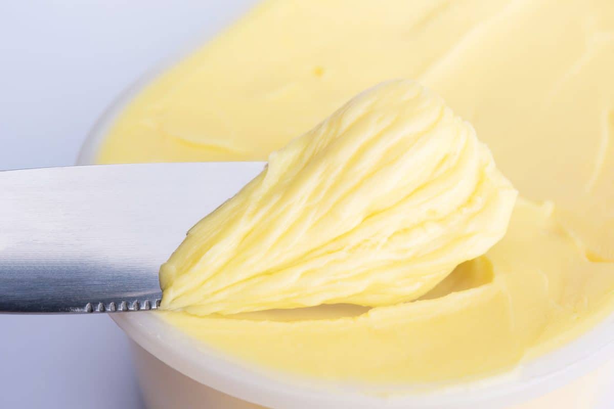 用黄油刀舀奶酪黄油或人造黄油