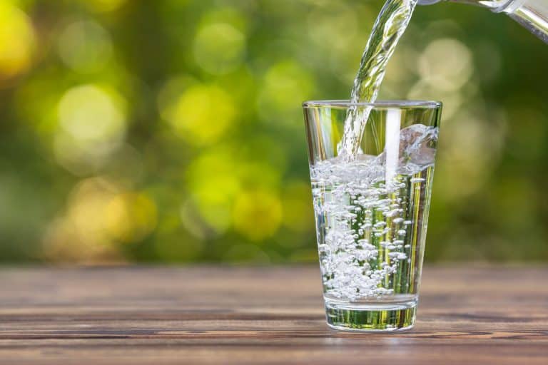 水被倒在小玻璃,喝多少你应该自己的水杯?