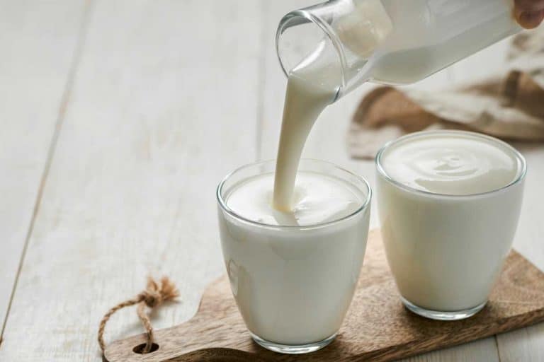 酸奶从玻璃瓶白色木桌子上,应该脱脂乳味道酸?
