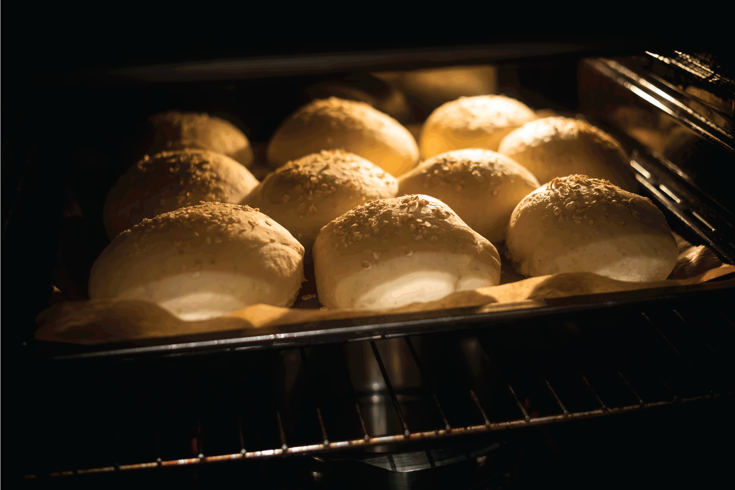 烤箱里有热面包