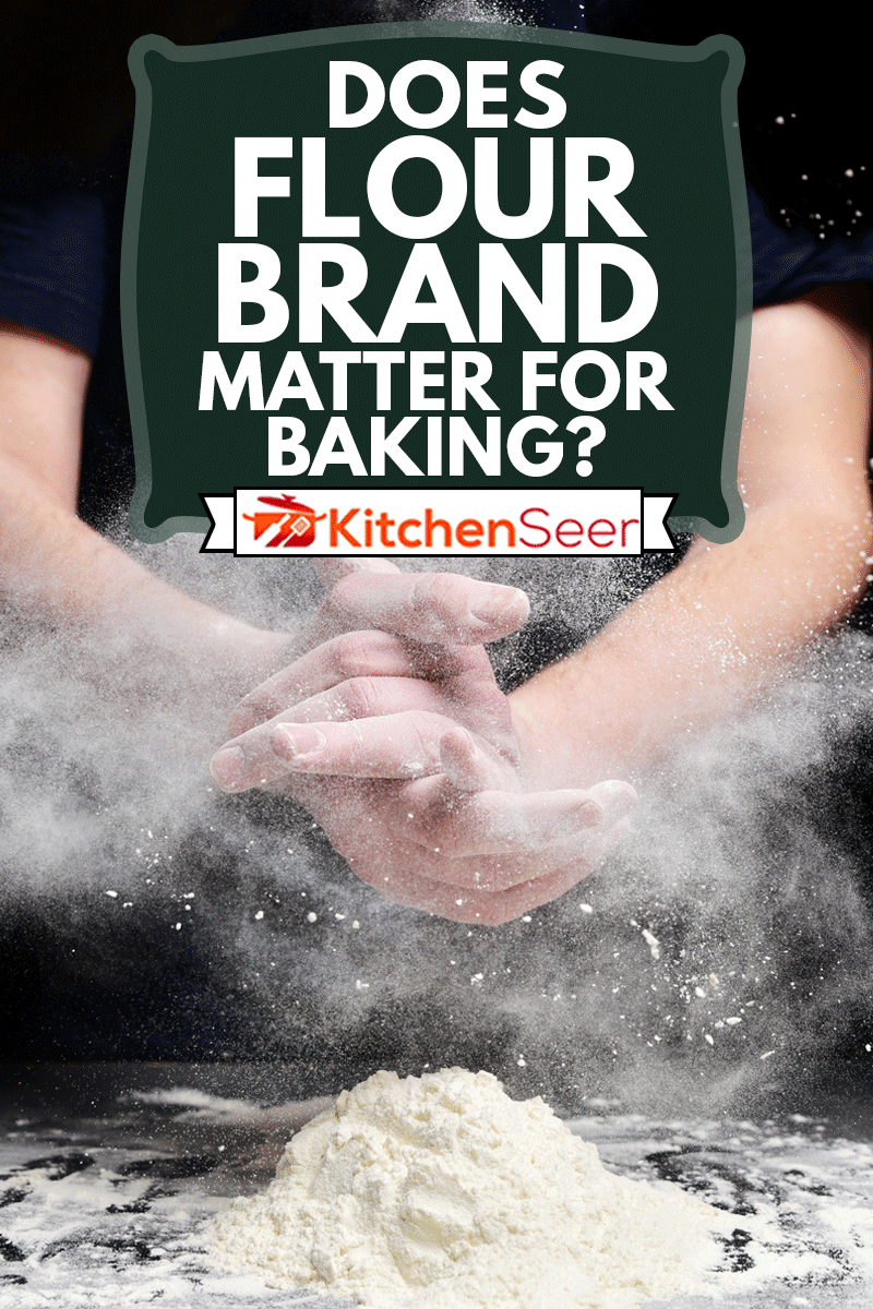 厨师用面粉拍打双手。面粉的白尘，面粉品牌对烘焙有影响吗?＂width=