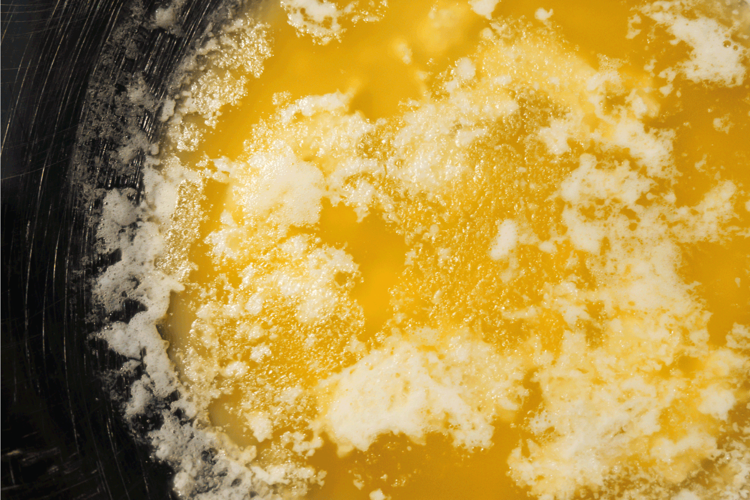 热黄油放在钢制刮花碗里