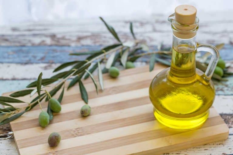 橄榄油在砧板上玻璃和橄榄,石油是最适合屠夫块或切肉板吗?