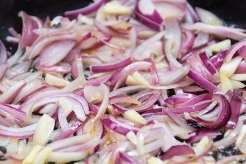 阅读更多关于文章你能一起烹饪洋葱和大蒜吗?＂decoding=
