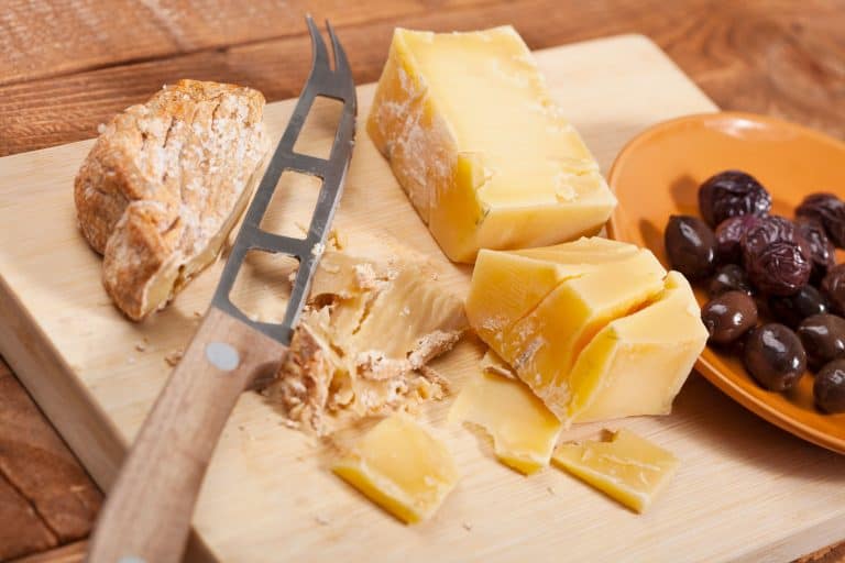 奶酪芝士刀切片奶酪板涂有巧克力杏仁果仁,是奶酪锋利的刀?