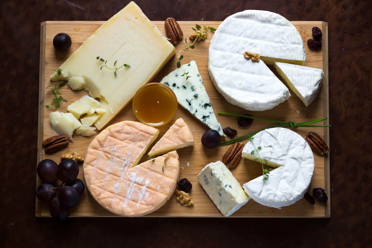 奶酪板一种配有不同种类的奶酪、豆子、蜂蜜和草药的奶酪板