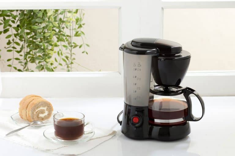 一个咖啡壶放在桌子上用小片面包,Keurig咖啡弱于滴咖啡吗?