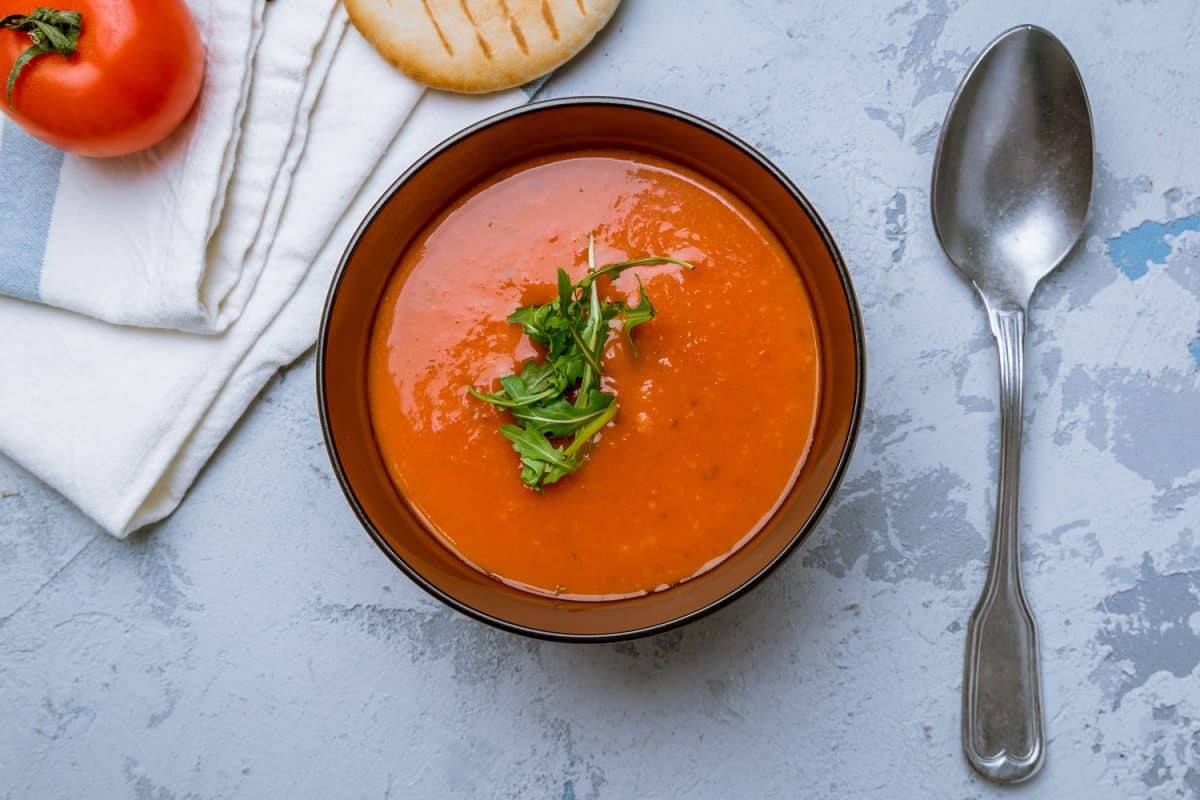 棕色碗里盛着美味的奶油番茄汤
