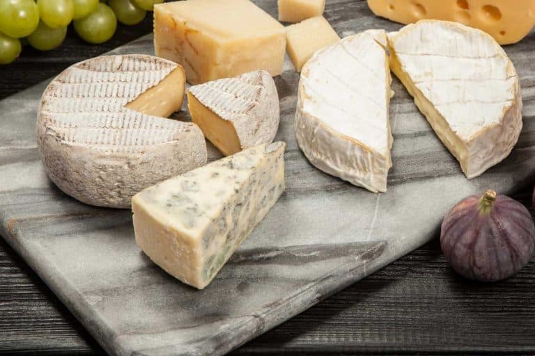 大理石奶酪板上的不同奶酪，你能在大理石奶酪板上切吗?