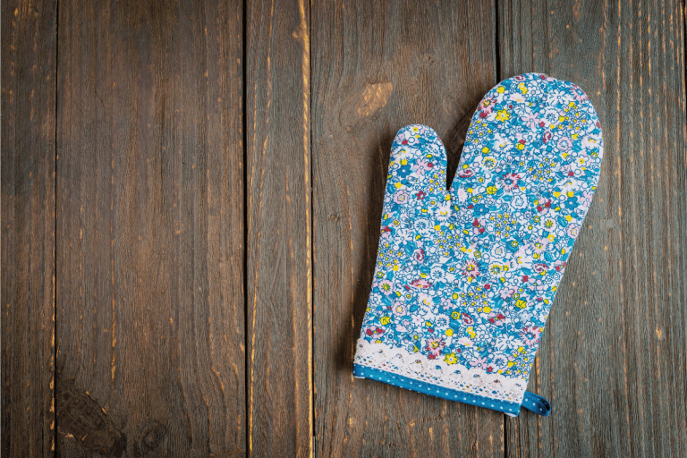 花卉烤箱木桌子上连指手套。9种烤箱手套(以及如何选择)