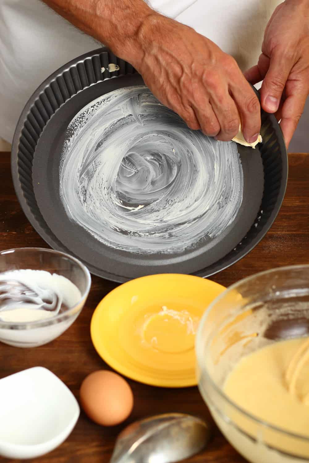 做酸奶油柠檬蛋糕。准备烤蛋糕的平底锅。用人造黄油或黄油抹油的