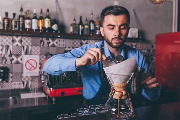 男咖啡师在自助餐厅做过滤咖啡，你必须在咖啡机里放过滤器吗?
