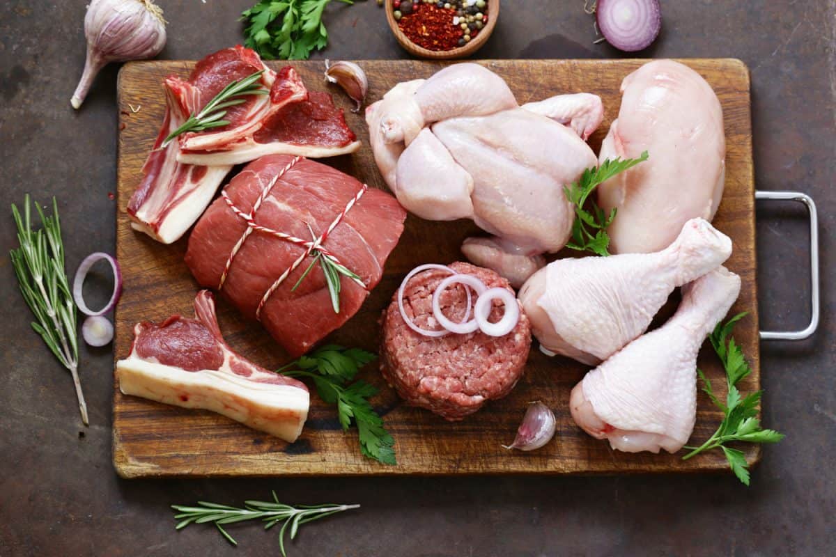 生肉分类-牛肉，羊肉，鸡肉在木板上，你能切肉在木板上吗?[生的和熟的]