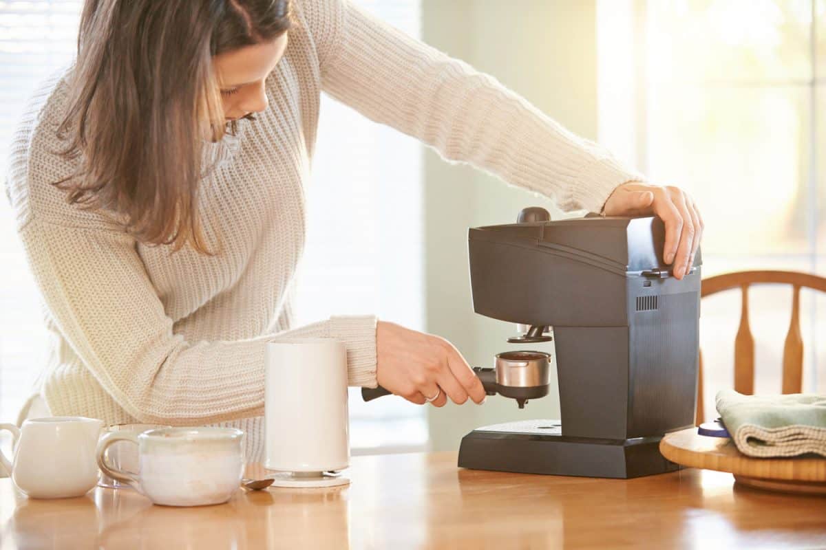 一个女人在家煮咖啡的镜头，咖啡机可以用来泡茶吗?