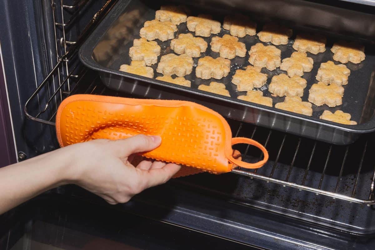 用硅胶锅架把新鲜出炉的饼干从烤箱里拿出来，硅胶锅架可以放进洗碗机吗?