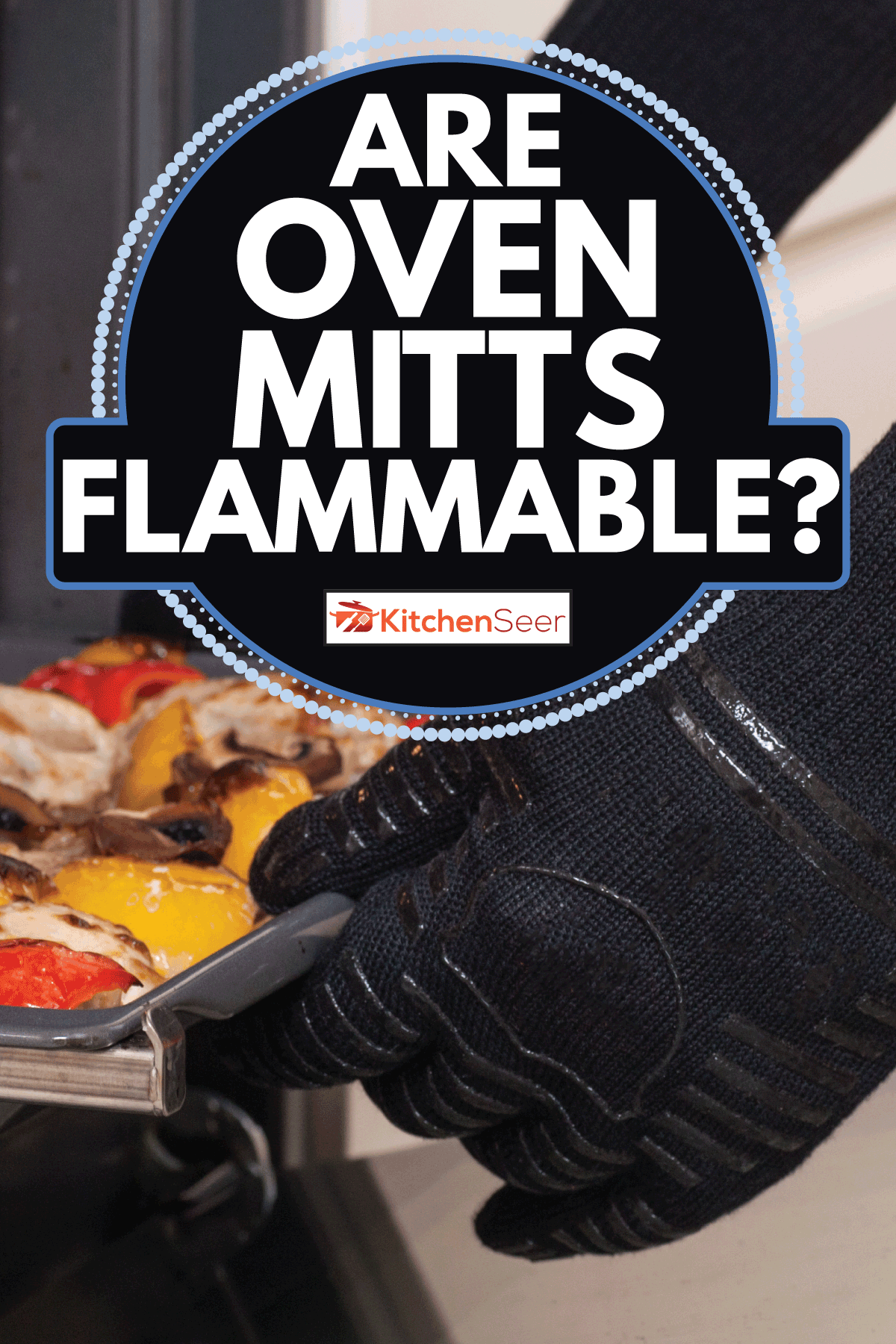 厨师带着防护手套从烤箱中取出热托盘。烤箱手套易燃吗