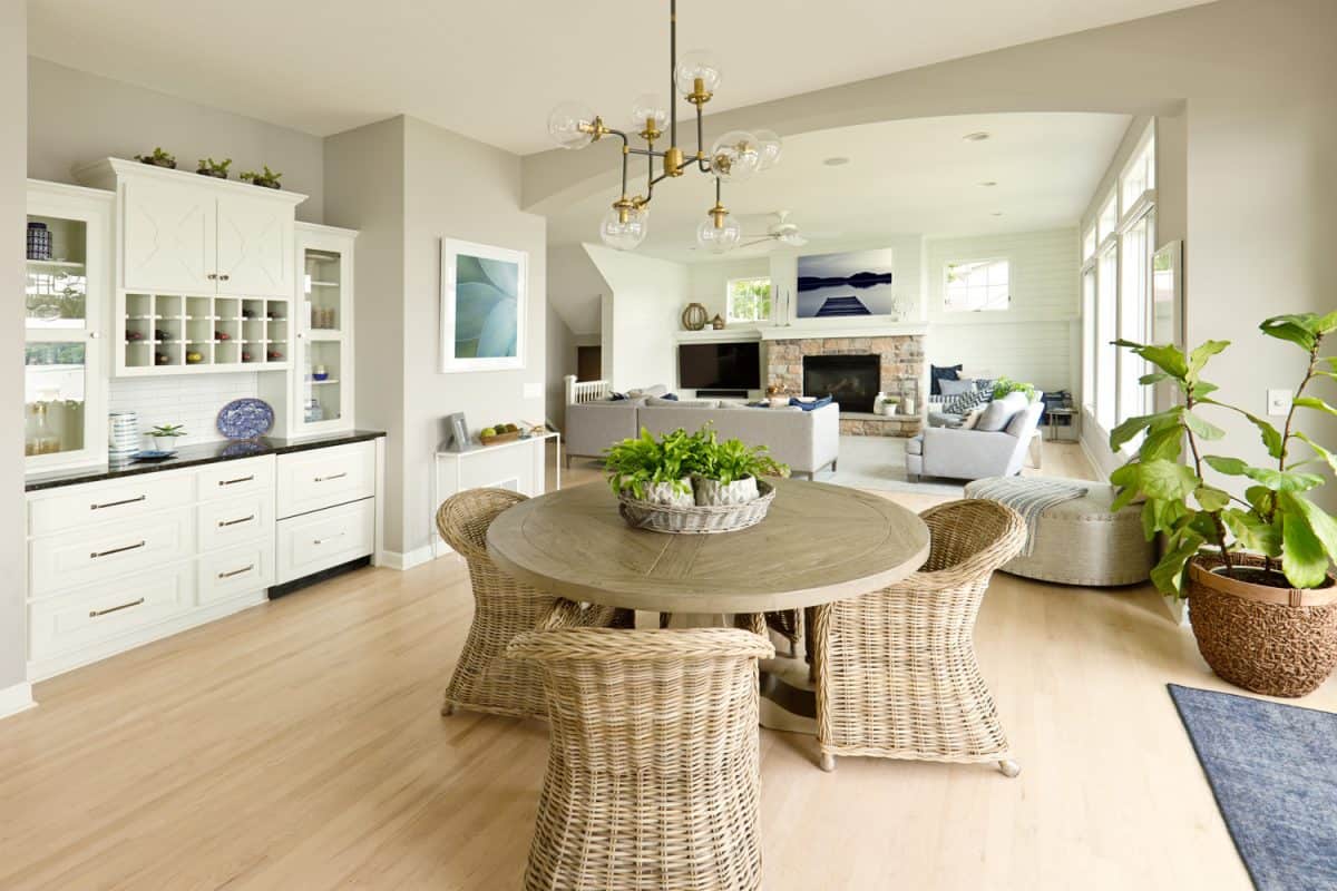现代家居中的现代厨房和客厅，开bd手机下载放式概念设计和吧台。从外面可以看到美丽的湖景