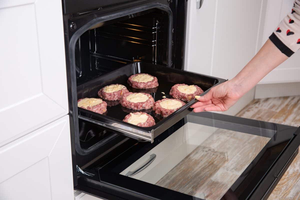 牛肉片放在烤盘上放入烤箱。肉丸的烹饪过程