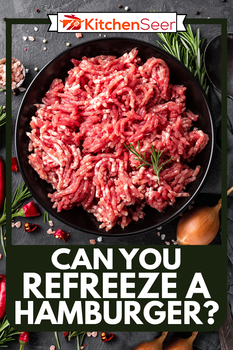 肉。碎肉与烹饪原料在黑色的背景,你可以再冰冻一个汉堡包吗?”width=