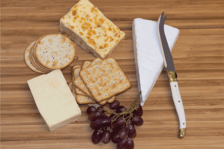 奶酪与各种奶酪、饼干和红葡萄。钩在芝士刀是什么