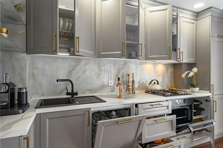 特写细节的灰色和白色的当代经典厨房设计在现代风格，所有的家具门和抽屉都是开放的，如何让厨房抽屉滑动更容易bd手机下载