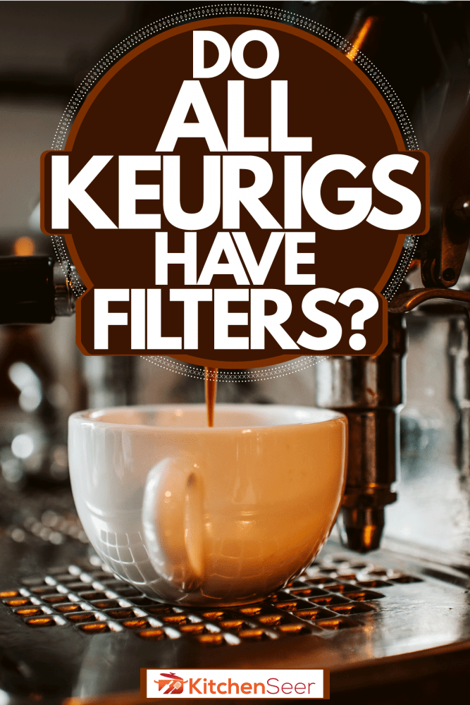 一台昂贵的咖啡机把咖啡倒在一个白色的小咖啡杯里，所有的Keurigs都有过滤器吗?